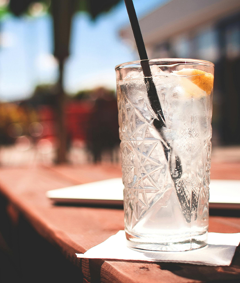 Gin Tonic in einer Bar